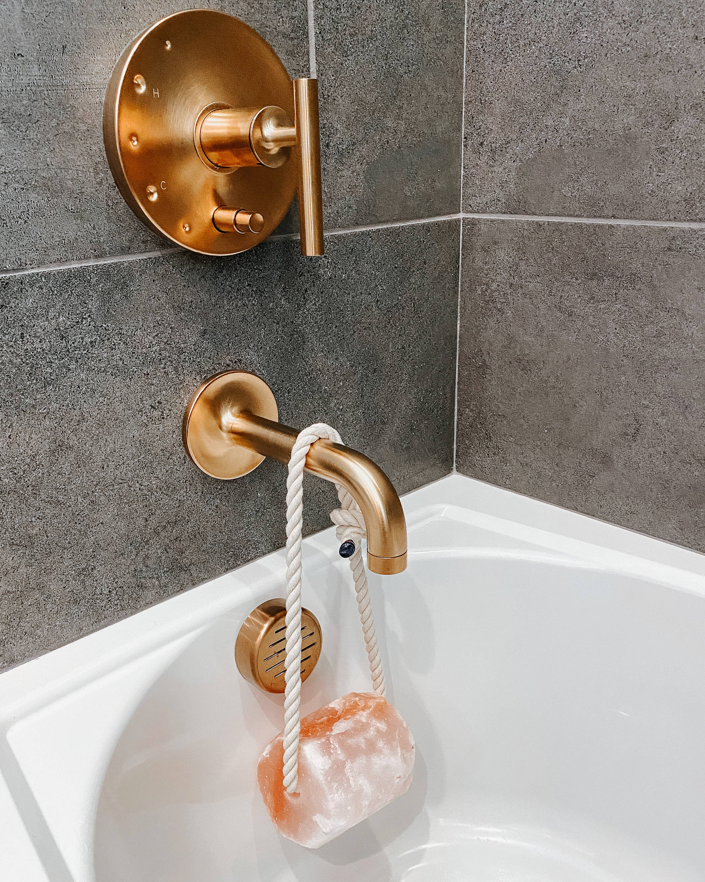 Rocks Detox - Petit rocher de sel de bain et de douche rose de l'Himalaya: Eucalyptus